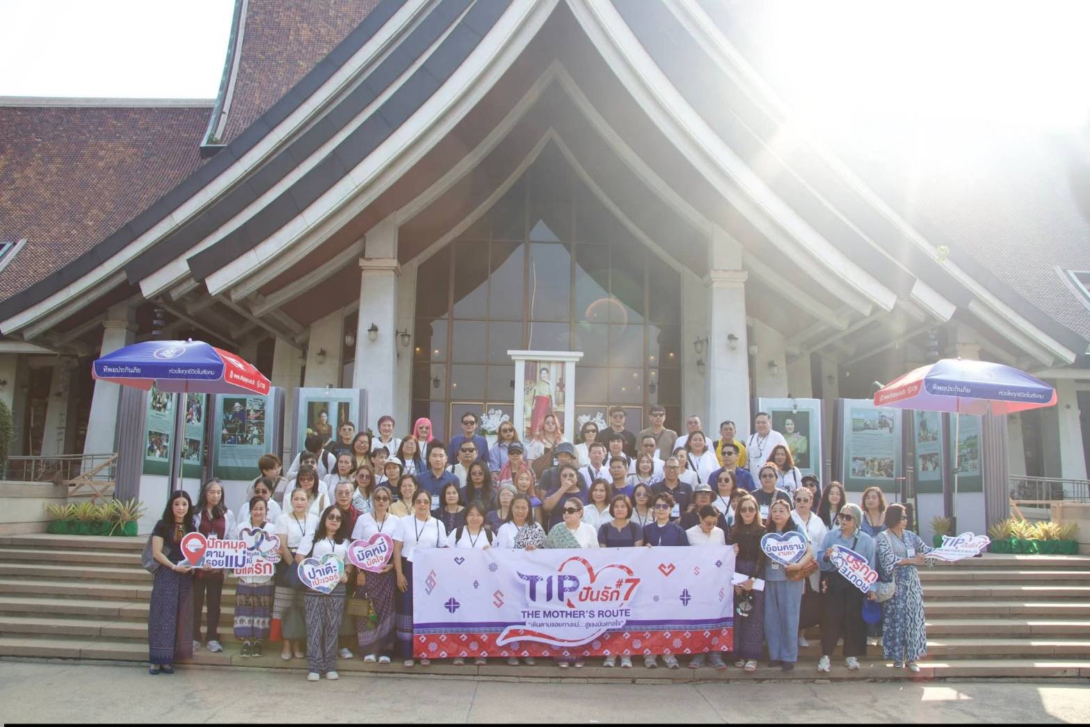 title - ผอ.ศพส. ห้การต้อนรับ คณะผู้บริหาร พนักงาน และสื่อมวลชน จาก บริษัท ทิพยประกันภัย จำกัด (มหาชน) พร้อมนำคณะเข้าเยี่ยมชมนิทรรศการสืบสาน สายธาร สร้างงาน หัตถศิลป์ ณ ศูนย์ส่งเสริมและพัฒนาอาชีพเสริมนอกภาคการเกษตร (ศูนย์ศิลปาชีพ บางไทรฯ (เดิม)) 